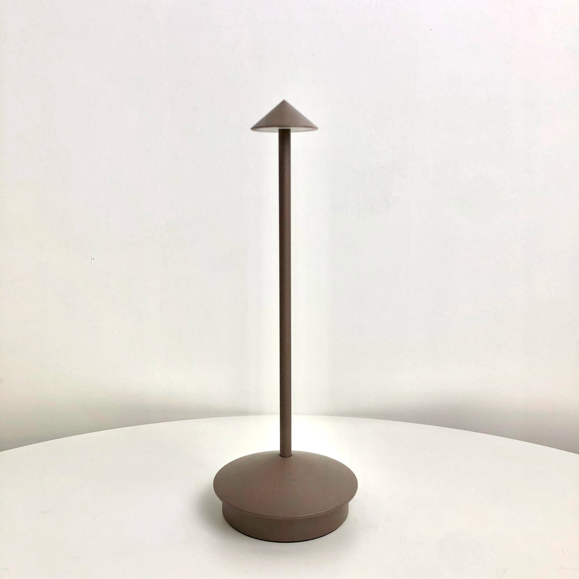 Luminária de Mesa Recarregável Minimalista Stillus